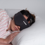 mujer española durmiendo con antifaz de hibernación